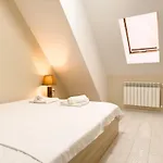 Elite Business With Free Gym Pass, Street Parking And Full Office Setup 아파트