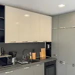 Elite Business With Free Gym Pass, Street Parking And Full Office Setup 아파트