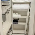 Elite Business With Free Gym Pass, Street Parking And Full Office Setup 아파트