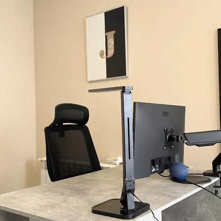 Lejlighed Elite Business With Free Gym Pass, Street Parking And Full Office Setup