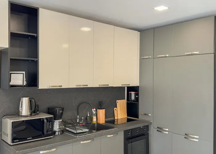 Elite Business With Free Gym Pass, Street Parking And Full Office Setup Appartamento